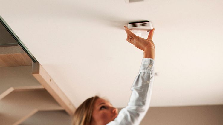 Utöver brandvarning övervakar systemet även temperatur, luftfuktighet och rörelse.