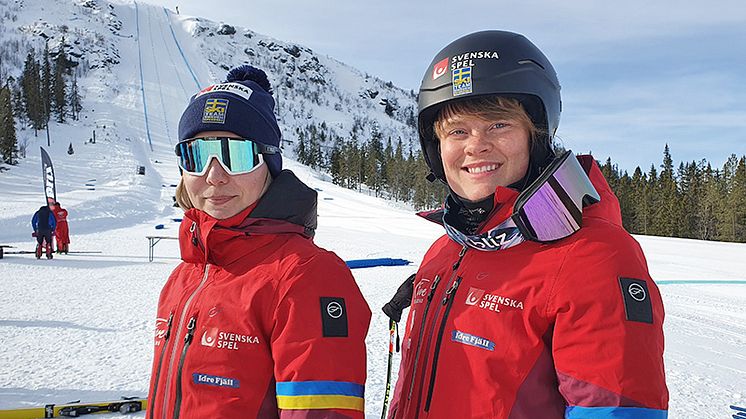 Hanna Matslofva, Orsa Alpina, trea och Britta Backlund, Rättviks SLK, tvåa under världcuptävlingen i speedski på Idre Fjäll.