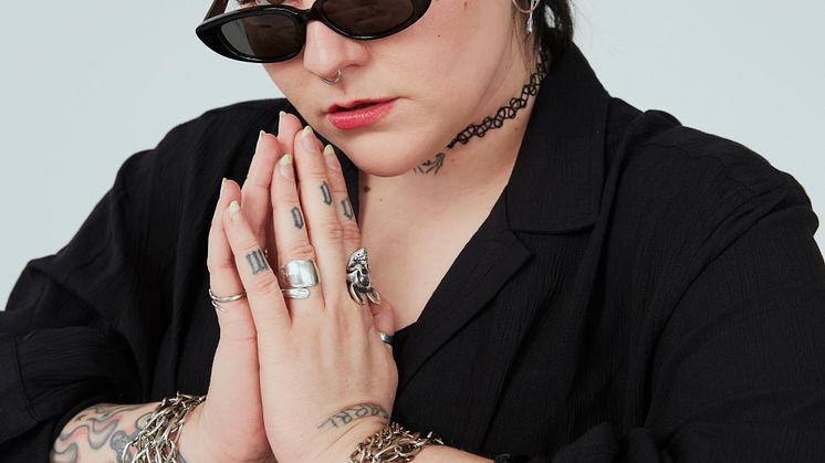 Med en eminent vokal, der både kan kradse og ae, står den fremadstormende danske sangerinde Rebecca Lou klar til at udsende sine rockhits i Lille VEGA den 27. oktober.