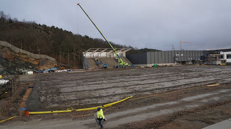 Vy över Rimnersvallen från västra läktaren och rakt fram syns östra läktaren och Rimnershallen