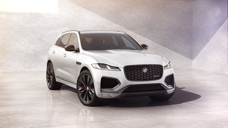 Jag_F-PACE_22MY_02_R-Dynamic_Black_Exterior_Front_3-4_110821