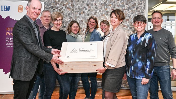 LEW-Vorstand Dietrich Gemmel (l.) überreichte anlässlich des zehnjährigen Jubiläums des Kita-Entdecker-Programms der LEW-Bildungsinitiative 3malE Nachhaltigkeitskisten an Vertreterinnen und Vertreter von Kitas aus der Region.