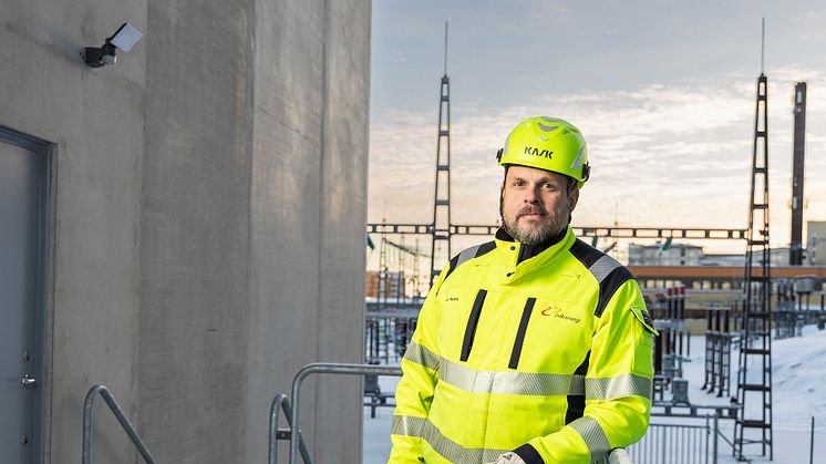 Magnus Hallén, som är ansvarig projektingenjör vid Övik Energi, på plats vid Omexoms byggnation av den nya transformatorstationen belägen vid Örnsköldsviks sjukhus. Copyright: Övik Energi.