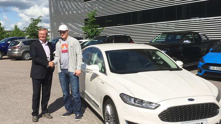 Aleksander Barkov vastaanottaa Ford Mondeo Vignalen Oy Ford Ab:n toimitusjohtaja Hannu Pärssiseltä