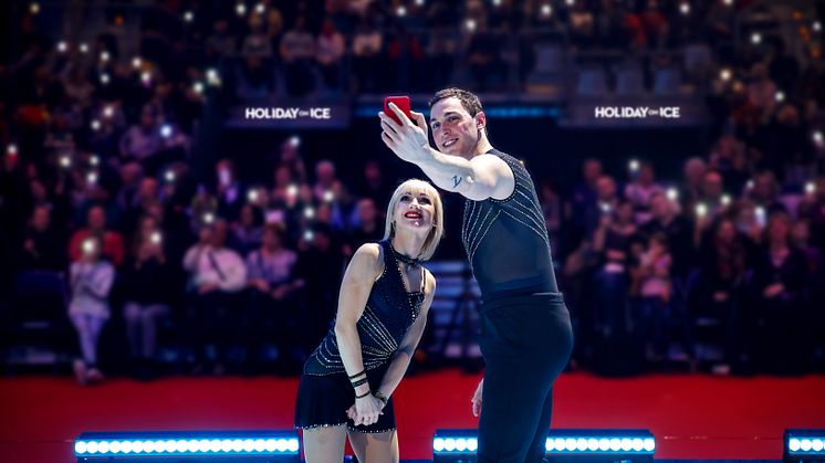 Olympiasieger und HOLIDAY ON ICE Gaststars Aljona Savchenko und Bruno Massot mit dem HOLIDAY ON ICE Publikum