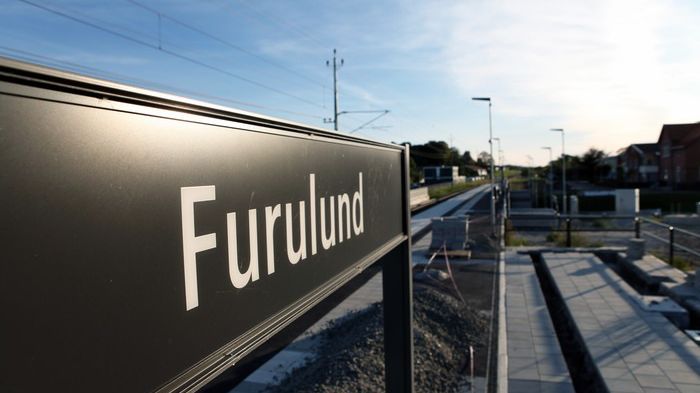 En tillgänglig och inbjudande entré till stationen och ett grönområde som bjuder in till avkoppling och trygghet utformas nu vid Furulunds samlingspunkt för tåg- och busstrafik.