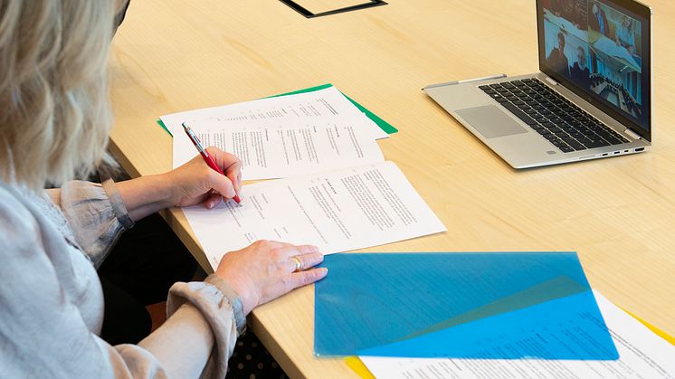 Avtalsskrivning på distans. Marie Öhman på plats i Jönköping och representanter från kommunerna i Eksjö, Värnamo och Oskarshamn skrev på avtalet på sina respektive orter samtidigt som de pratade över videolänk.