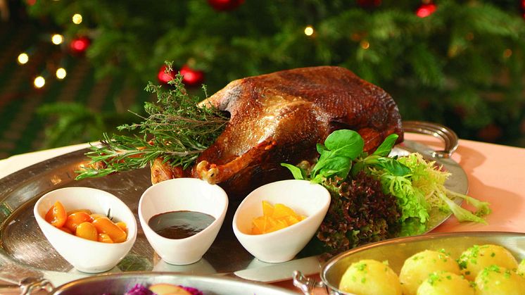 Typisch für die Advents- und Weihnachtszeit: Der knusprige Gänsebraten. In den Maritim Hotels kann man das Festessen nun ganz einfach zum Mitnehmen bestellen.