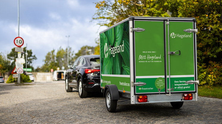 Nå kan man, som noe helt nytt, låne tilhenger gratis – og det gjelder uansett om man handler i butikken hvor tilhengerne står plassert eller ikke. Foto: PR.