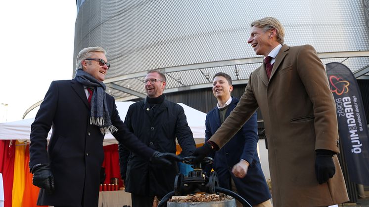 Magnus Kårestedt, VD Borås Energi och Miljö, Christer Södeliden, VD Pulsen Fastigheter, Filip Strömgren, energiingenjör Riksbyggen Väst och Per Bolund, vice statsminister, miljö- och klimatminister.