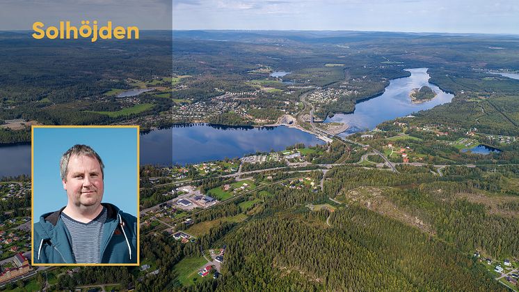 Mikael Olofsson, Såg- och betongchef på Älvsbyhus. I bakgrunden syns ett drönarfoto över ytan där Solhöjden kommer att bebyggas och intilliggande närområde.