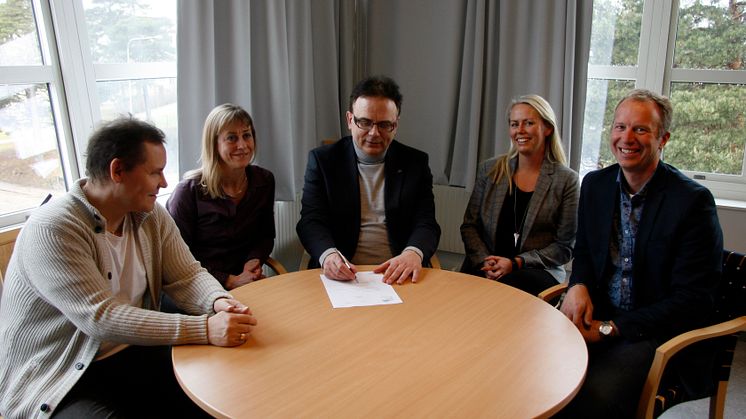 Rektor Martin Hellström skriver under KK-miljöansökan omgiven av den operativa ledningen  bestående av Thomas Winman, Liselott Lycke, Helena Källström och Lennart Malmsköld.