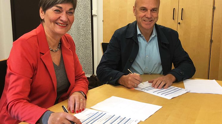 Ordførar i Fjord kommune, Eva Hove, og konsernsjef i TAFJORD, Erik Espeset, signerte i dag avtalen som vil gje alle innbyggjarane i kommunen tilgang til fiberbreiband innan mars 2022. 
