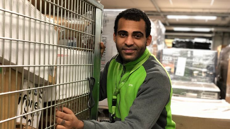 Produksjonsmedarbeider Sager Bak Alrayani er en av 1300 medarbeidere på Logistikksenter Oslo som sørger for at pakkene kommer frem.
