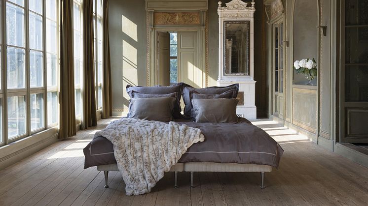 Pläden Pampas tillsammans med bäddset Royal Satin Grå.