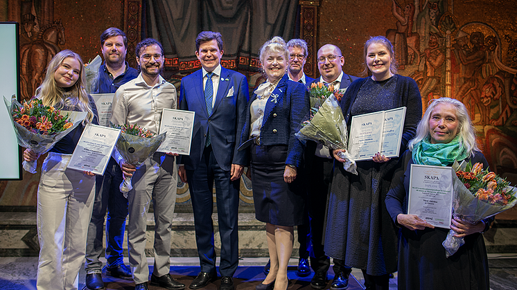 SKAPA-prisets vinnare 2023 med Minoo Akhtarzand, ordförande i Stiftelsen SKAPA, talman Andreas Norlén och Björn Florman Stockholmsmässan