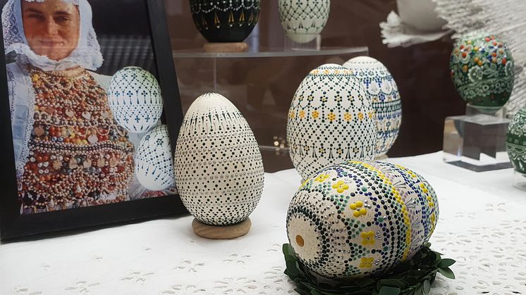 Die Osterausstellung im Senftenberger Schloss zeigt mit Blumen verzierte Ostereier und reich dekorierte Teile der sorbisch-wendischen Tracht. Foto: Museum OSL. 