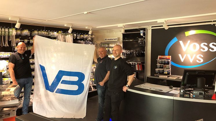 VB-logoen er igjen kommet opp i lokalene til Voss VVS. Fv: Frode Vedaa, Magne Emil Tvedt og butikkansvarlig Erik Hovland. 