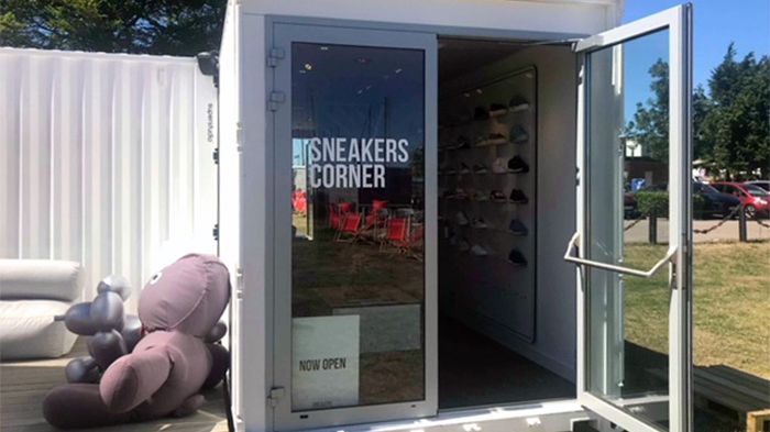 Sneakers Corners pop up-butik kommer finnas tillgänglig i Båstad mellan vecka 26-31 och sälja trendiga sneakers.