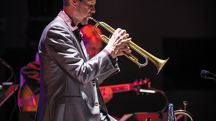 Växjötrumpetaren Jocke Wickström har plockat samman sitt önskeband i sin musikaliska hyllning till livet och kärleken. Foto Anders Bergön.