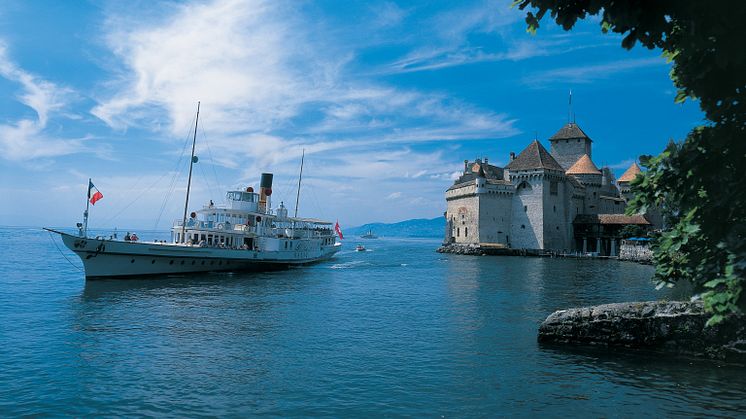 Das Dampfschiff Rhone vor dem Schloss Chillon bei Montreux am Genfersee im Kanton Waadt, eine der berühmtesten Burganlagen Europas. Copyright: Switzerland Tourism/Swiss Travel System By-Line: swiss-image.ch/Christof Sonderegger 
