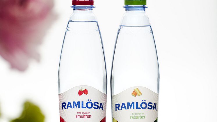 Svensk sommar sätter smak på vårens Ramlösa-nyheter: Smultron och Rabarber nytillskott i Ramlösa-familjen