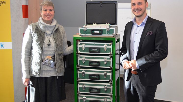 Birgit Zwicknagel vom Verein NH-HH-Recycling übergab den Lernzirkelwagen an Tobias Marschner, den Bayernwerk-Ausbildungsleiter in Oberbayern.