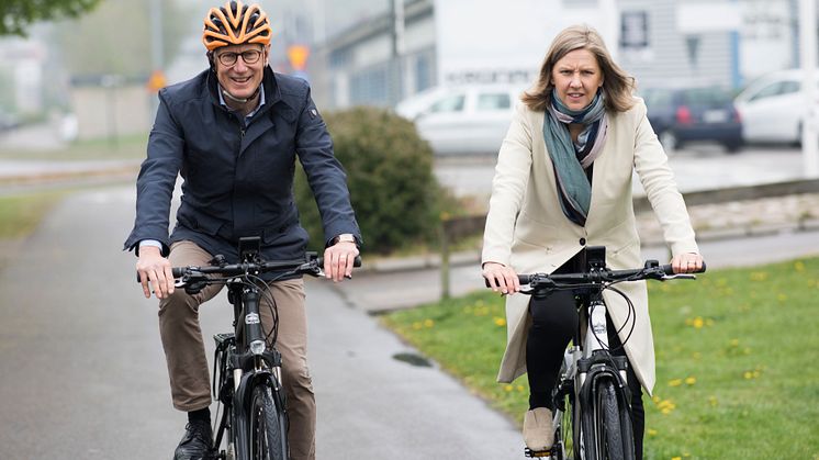 Jonas Netterström, VD Cycleurope bjöd miljöminister Karolina Skog på en elcykelrunda i Varberg.