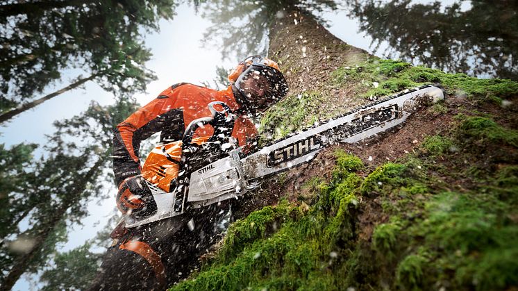 STIHL MS 500i går fra 0 - 100 på 0,25 sekunder – den første motorsav i verden med direkte indsprøjtning. 