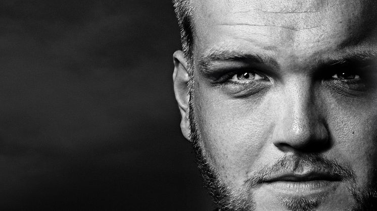 Jacob Dinesen inviterer dig ind i et folk/rock-univers, hvor de gode historier hænger som perler på en snor.
