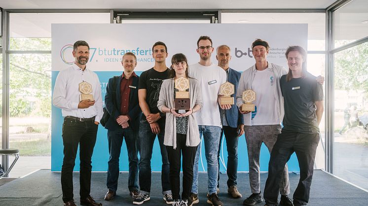 Die Finalist/-innen und Gewinner/-innen bei der Siegerehrung am 14. Juni 2022. v.l.: Prof. Christian Rudolph, Benjamin Sydow, Michael Pohl, Lara Ziemert, Oskar Lorenz, Dr. Frank Seeliger, Jannis Werner, Rolf Starke (Bild: Alexander Rentsch) 
