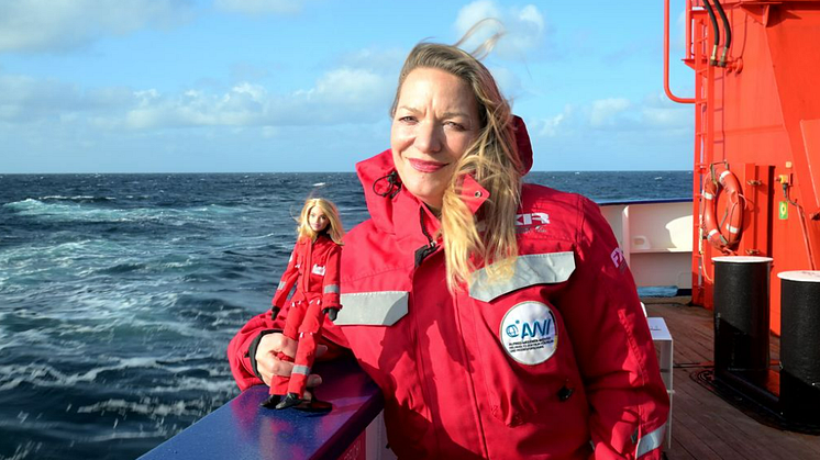 Antje Boetius nahm Barbie und die Fragen der Mädchen mit auf ihre Exkursion in die Arktis, um nicht nur Antworten zu geben, sondern auch Einblicke in ihr eisiges Abenteuer zu geben. 