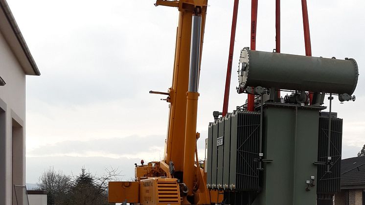 Eine logistische Herausforderung - Der Trafo wird ins Gebäude gehievt
