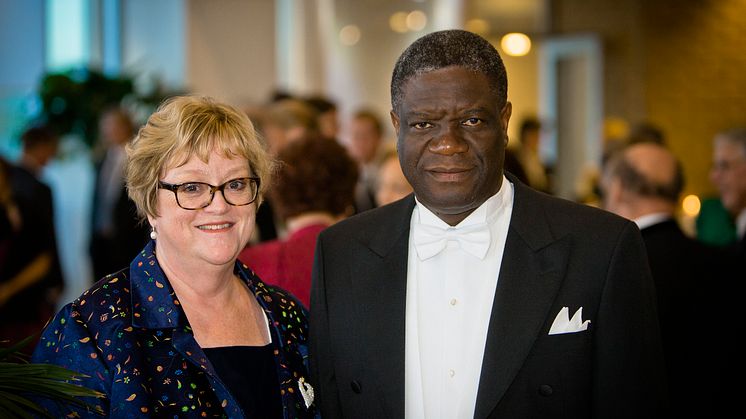 Denis Mukwege och Ellinor Ädelroth vid installationen som hedersdoktor i Umeå.