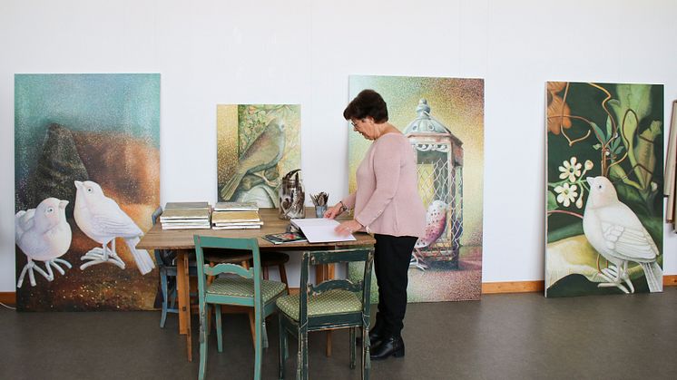 Ingrid Ohrberg i sin ateljé i Sösdala. Foto: Shadi Andersson