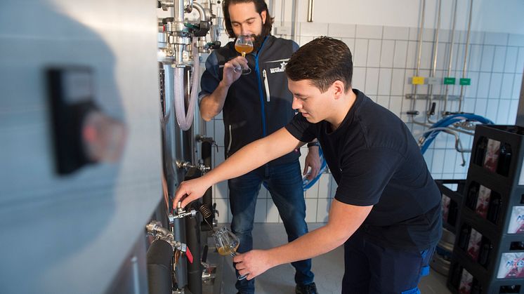 Patrick Ziegler gemeinsam mit Christian Weber in der Versuchsbrauerei. Foto: Iris Maurer/Karlsberg