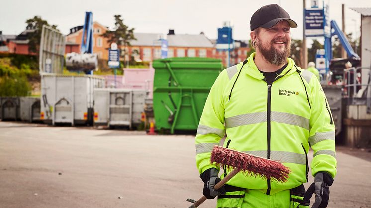 Medarbetare på återvinningscentral som nu även är öppen på söndagar.