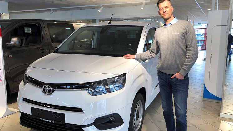 Toyotas hybridbiler er svært ettertraktede i markedet, sier Trond Hardy, bilselger hos Nordvik Toyota i Lofoten. Foto: Nordvik AS.