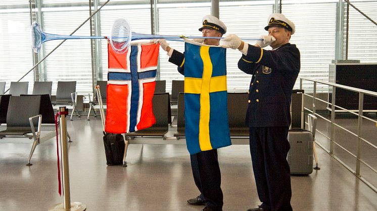 Flyglinjen Växjö-Oslo högtidligt invigd med glastrumpeter och Växjötårta