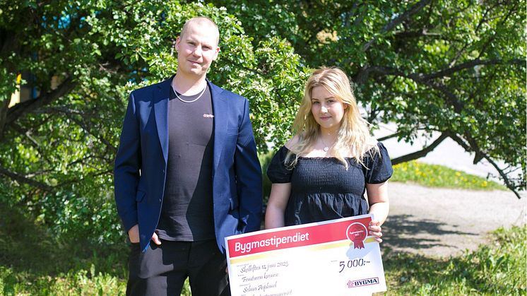Byggeleverna Selma Asplund och Liam Hjalmarsson (saknas i bild) vid Anderstorpsgymnasiet i Skellefteå har tilldelats Bygmastipendiet 2023.