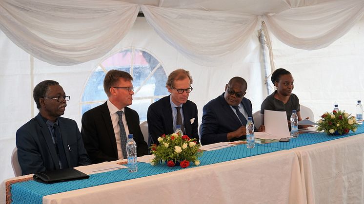 Dr Godfrey Biemba CEO NHRA, Björn Sjöstrand CEO Scandinavian Biopharma, Sveriges Ambassadören Henrik Cederin, Dr. Kennedy Malama the Permanent Secretary at Ministry of Health och Dr Izukanji Sikazwe CEO vid CIDRZ. 