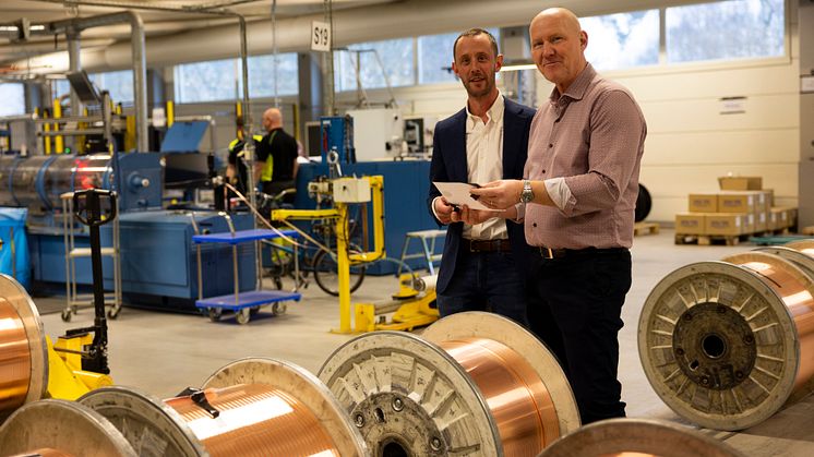 Gustav Berquist och Hakan Svensson i Dahrens fabrik