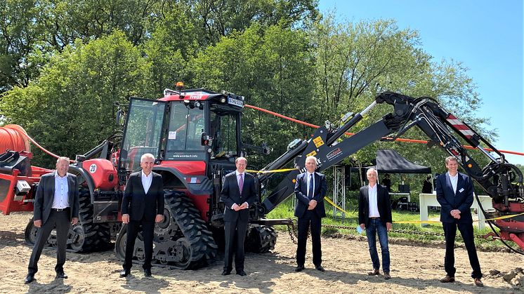 Flächendeckendes Glasfasernetz für Kreis Warendorf: U.a. NRW-Digitalminister Prof. Dr. A. Pinkwart (2. v.l.), Landrat Dr. Olaf Gericke (3. v.l.) und Dr. Stephan ZImmermann, Geschäftsführer von Deutsche Glasfaser vor dem "Glasfaserpflug". (DG)