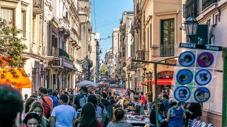 Livlig gata i Buenos Aires.