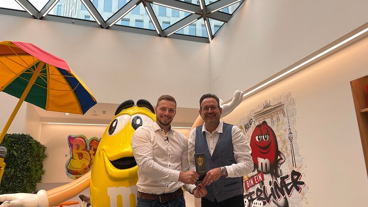 Kategorie Sonderkonstruktionen: Firmenchef Oliver Windeck (rechts) und Projektbetreuer und Software-Entwickler Paul Rothe freuen sich über den Deutschen Metallbaupreis 2022 für das Roof-Stahl-Glas-Dach in Berlin.