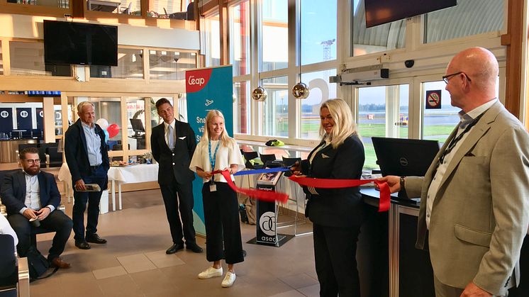 Air Leaps flygkapten Maria Hagberg klipper bandet och inviger den nya flyglinjen mellan Jönköping och Stockholm-Arlanda