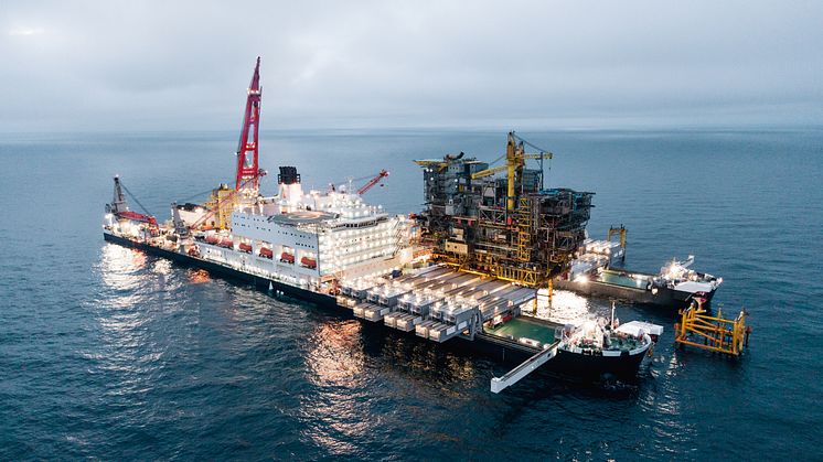 Pioneering Spirit og Tyra Øst
