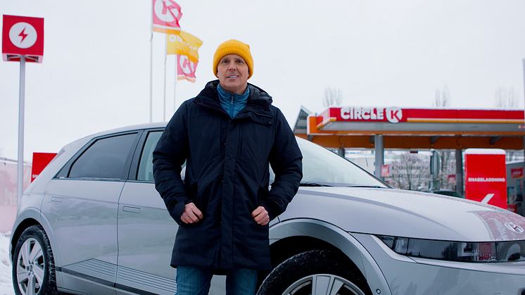 Circle K vill utbilda svenska bilister i nya serien "Mer elektrisk - med Måns Möller".