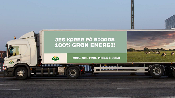 Fem nye biogaslastbiler skal nu levere Arla-mælk til danskerne