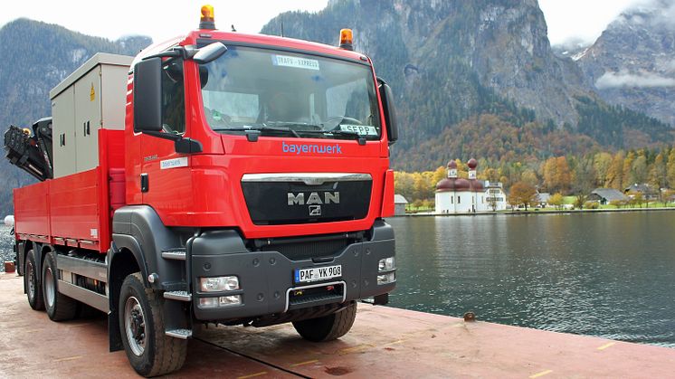 Schwere Fracht auf dem Königssee: Bayernwerk liefert Trafostation auf dem Wasserweg
